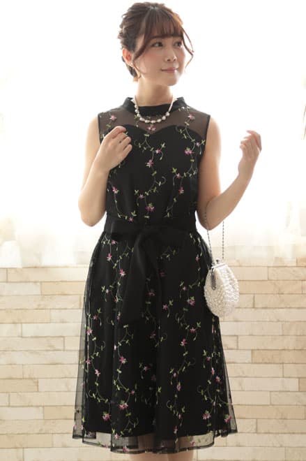 ブラックの小花柄刺繍入りウエストリボンドレス