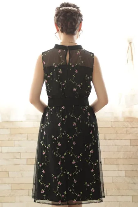 ブラックの小花柄刺繍入りウエストリボンドレス