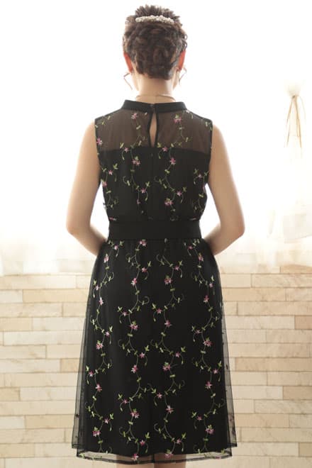 ブラックの小花柄刺繍入りウエストリボンドレス