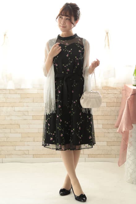 ブラックの小花柄刺繍入りウエストリボンドレス