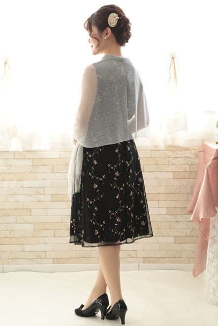 ブラックの小花柄刺繍入りウエストリボンドレス