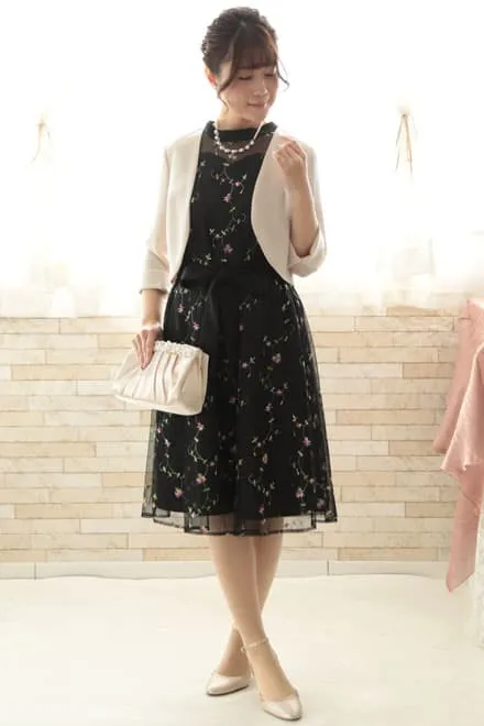 ブラックの小花柄刺繍入りウエストリボンドレス