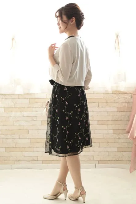 ブラックの小花柄刺繍入りウエストリボンドレス
