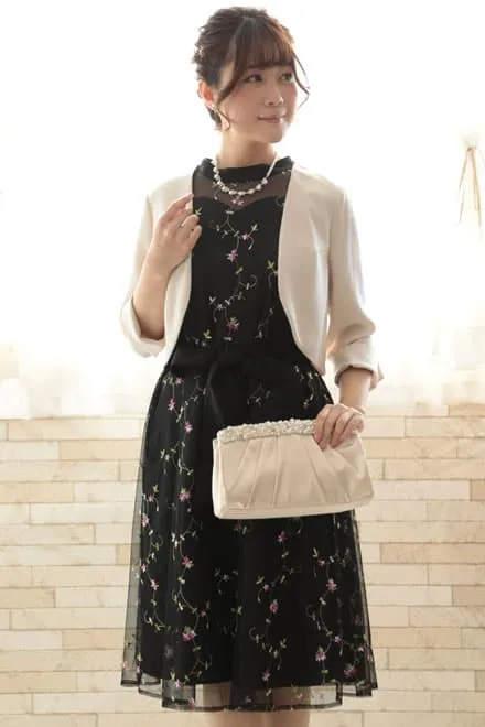 ブラックの小花柄刺繍入りウエストリボンドレス