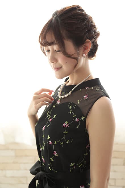 ブラックの小花柄刺繍入りウエストリボンドレス