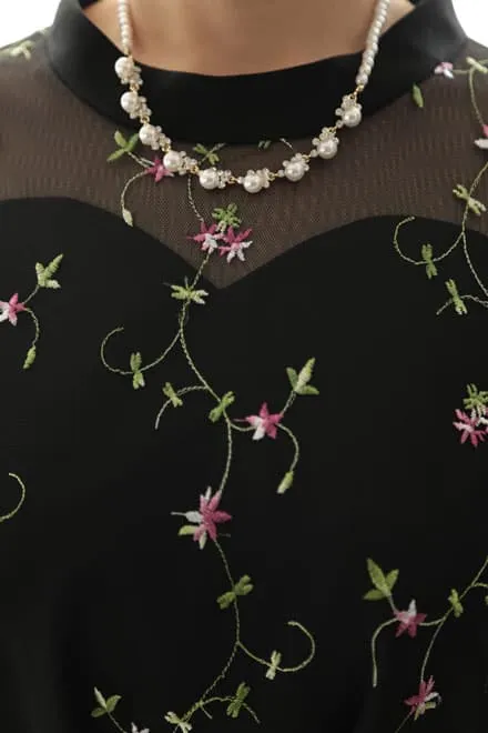 ブラックの小花柄刺繍入りウエストリボンドレス