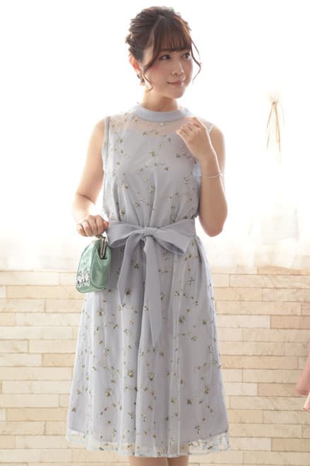 ブルーの小花柄刺繍入りウエストリボンドレス