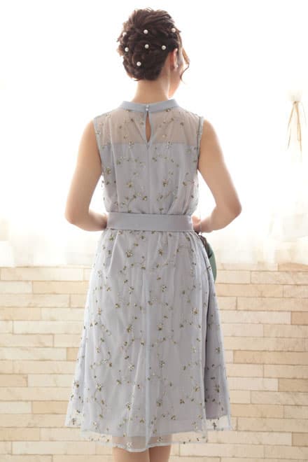 ブルーの小花柄刺繍入りウエストリボンドレス