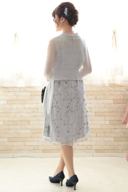 ブルーの小花柄刺繍入りウエストリボンドレス