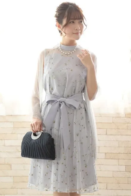 ブルーの小花柄刺繍入りウエストリボンドレス