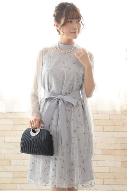 ブルーの小花柄刺繍入りウエストリボンドレス