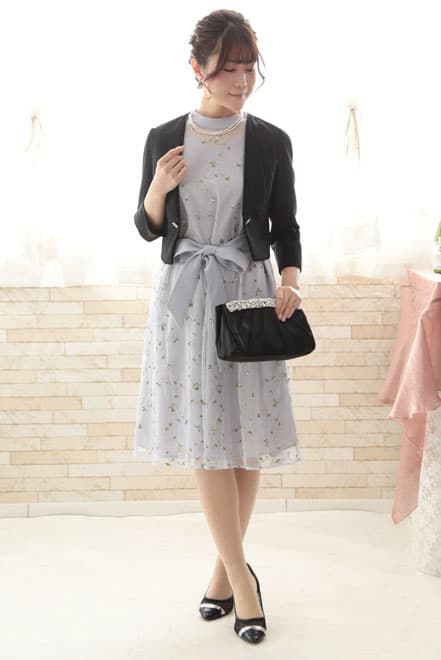 ブルーの小花柄刺繍入りウエストリボンドレス