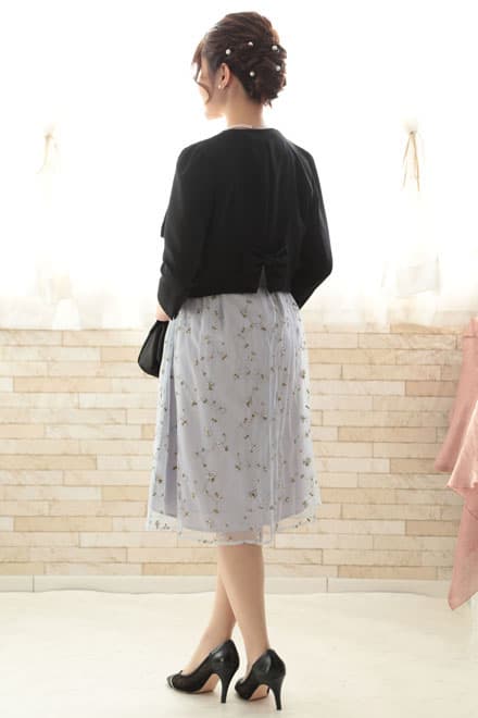 ブルーの小花柄刺繍入りウエストリボンドレス