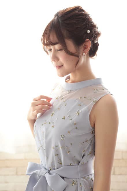 ブルーの小花柄刺繍入りウエストリボンドレス