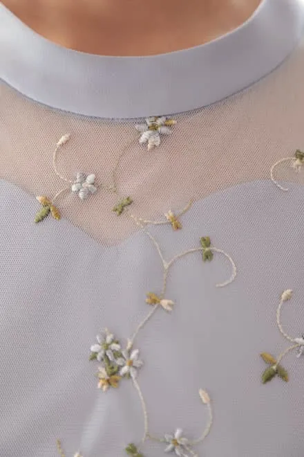 ブルーの小花柄刺繍入りウエストリボンドレス
