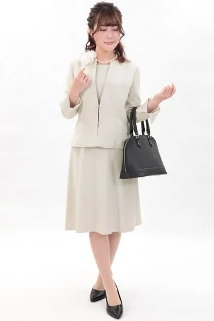 ライトベージュの七分袖ナチュラルフレアセレモニースーツセット