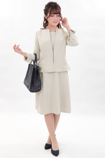 ライトベージュの七分袖ナチュラルフレアセレモニースーツセット