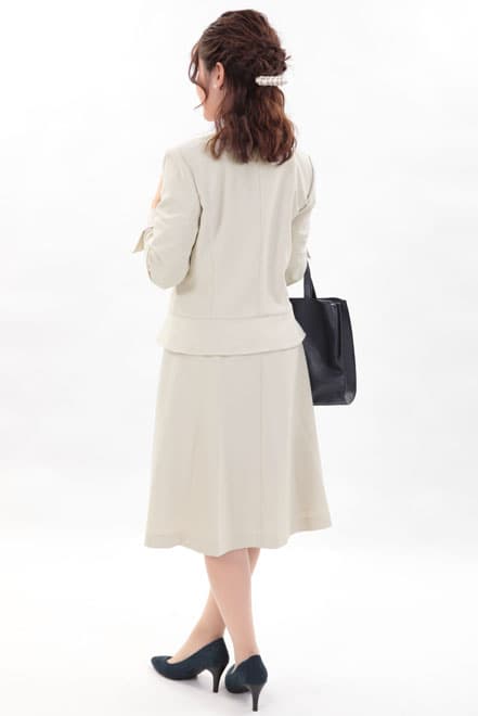 ライトベージュの七分袖ナチュラルフレアセレモニースーツセット