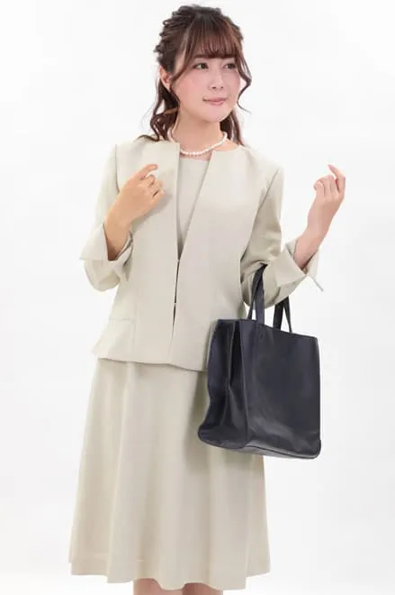 ライトベージュの七分袖ナチュラルフレアセレモニースーツセット