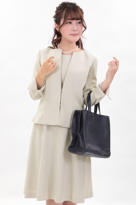 ライトベージュの七分袖ナチュラルフレアセレモニースーツセット