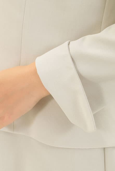 ライトベージュの七分袖ナチュラルフレアセレモニースーツセット