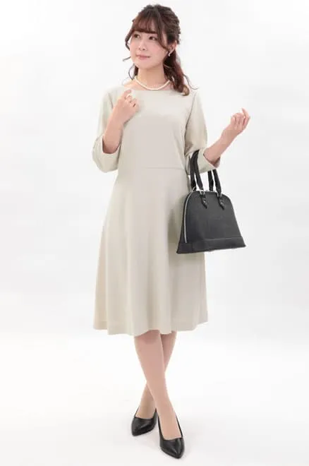 ライトベージュの七分袖ナチュラルフレアセレモニースーツセット