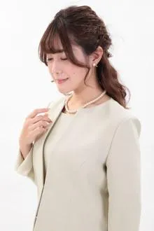 ベージュのノーカラージャケット