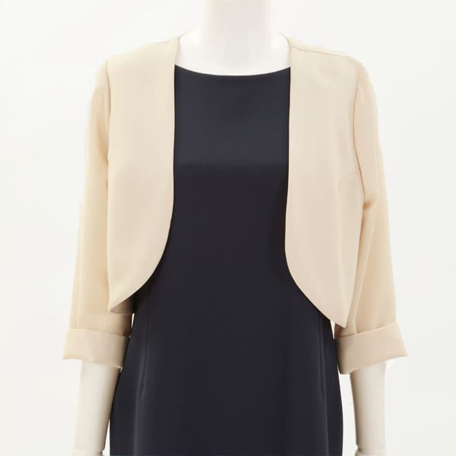 ベージュのシンプルボレロ