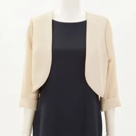 ベージュのシンプルボレロ