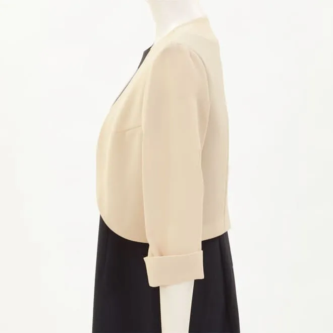 ベージュのシンプルボレロ