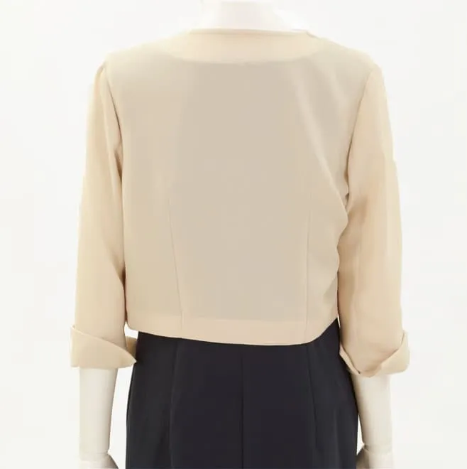 ベージュのシンプルボレロ