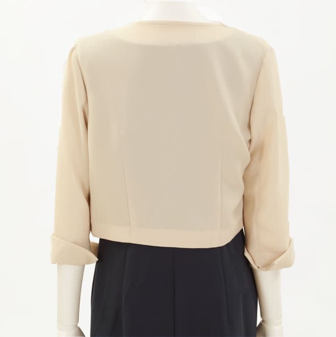 ベージュのシンプルボレロ