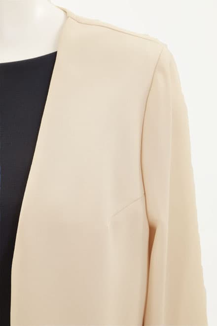 ベージュのシンプルボレロ