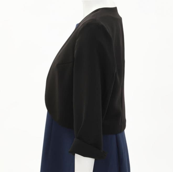 ブラックのシンプルボレロ