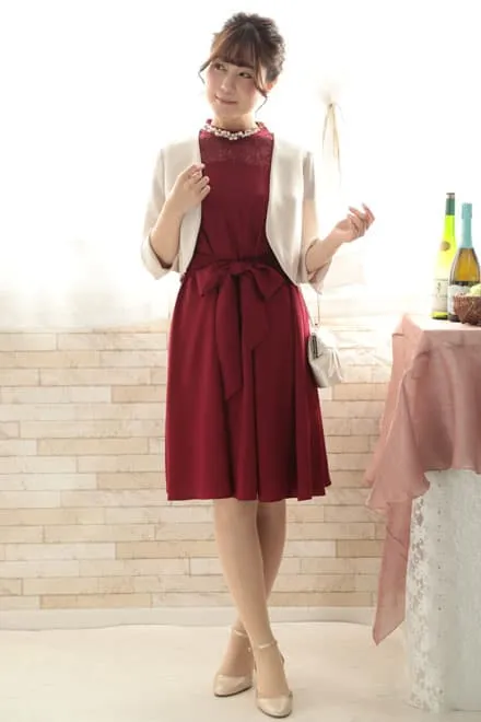 ベージュのシンプルボレロ