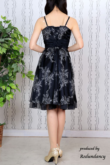 ブラックのレース総柄キャミソールドレス