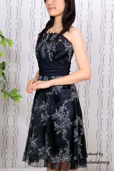 ブラックのレース総柄キャミソールドレス