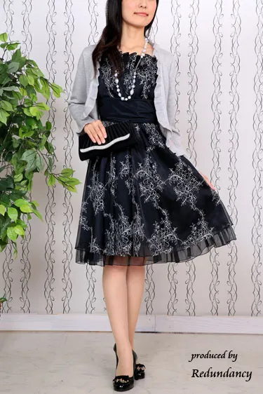 ブラックのレース総柄キャミソールドレス