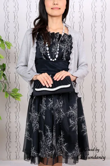 ブラックのレース総柄キャミソールドレス