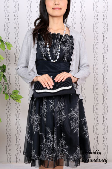 ブラックのレース総柄キャミソールドレス