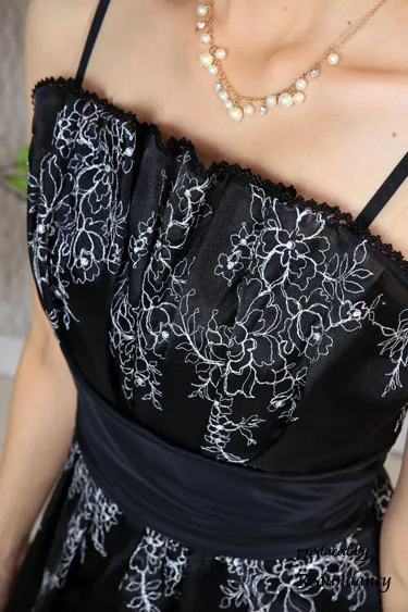 ブラックのレース総柄キャミソールドレス