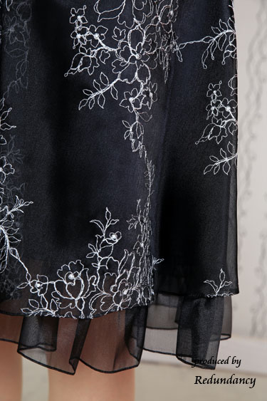 ブラックのレース総柄キャミソールドレス