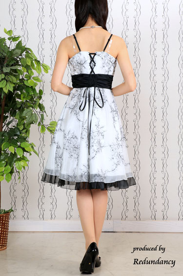 ホワイトのレース総柄キャミソールドレス