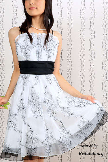 ホワイトのレース総柄キャミソールドレス