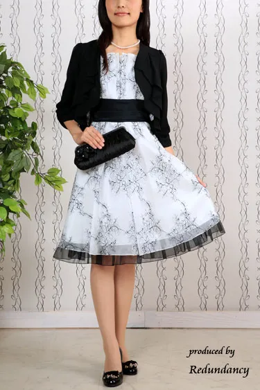 ホワイトのレース総柄キャミソールドレス