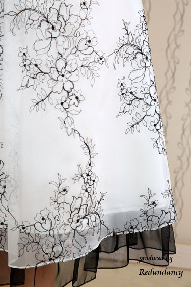 ホワイトのレース総柄キャミソールドレス