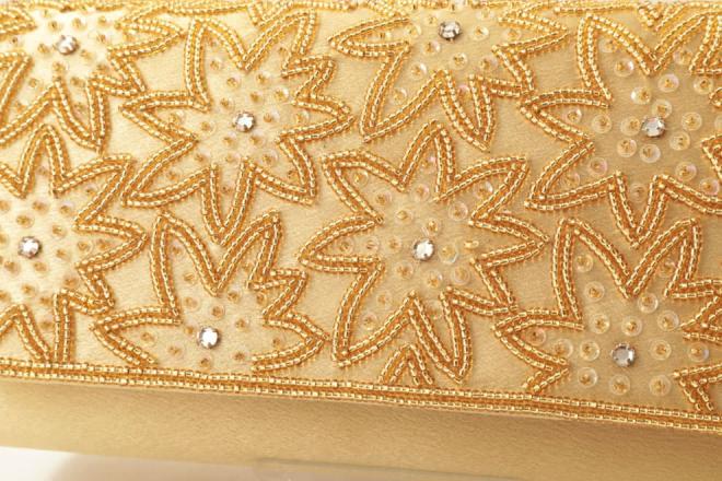 ゴールドのボタニカル柄バッグ