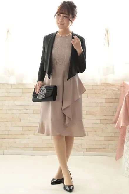 ピンクベージュのトップスレース×ペプラムドレスコーディネートセット