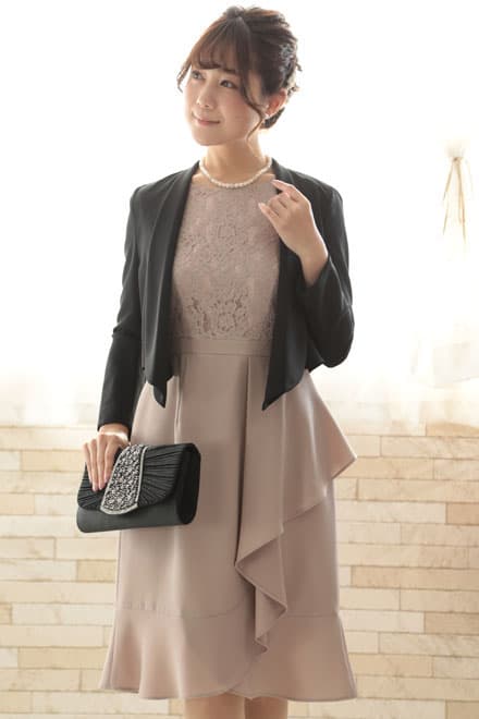 ピンクベージュのトップスレース×ペプラムドレスコーディネートセット