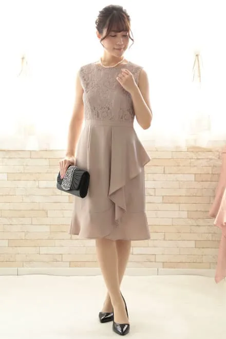 ピンクベージュのトップスレース×ペプラムドレスコーディネートセット